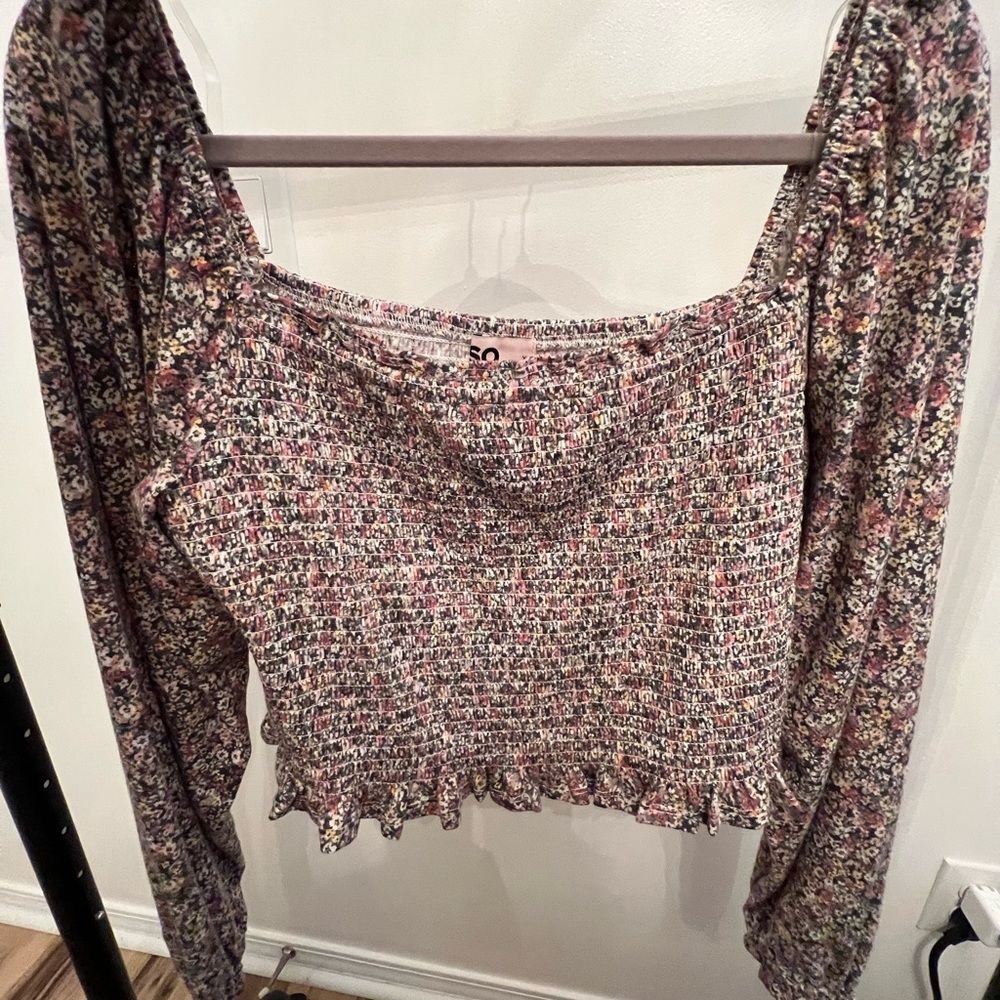 Puffy sleeved, elastic middle, blouse.